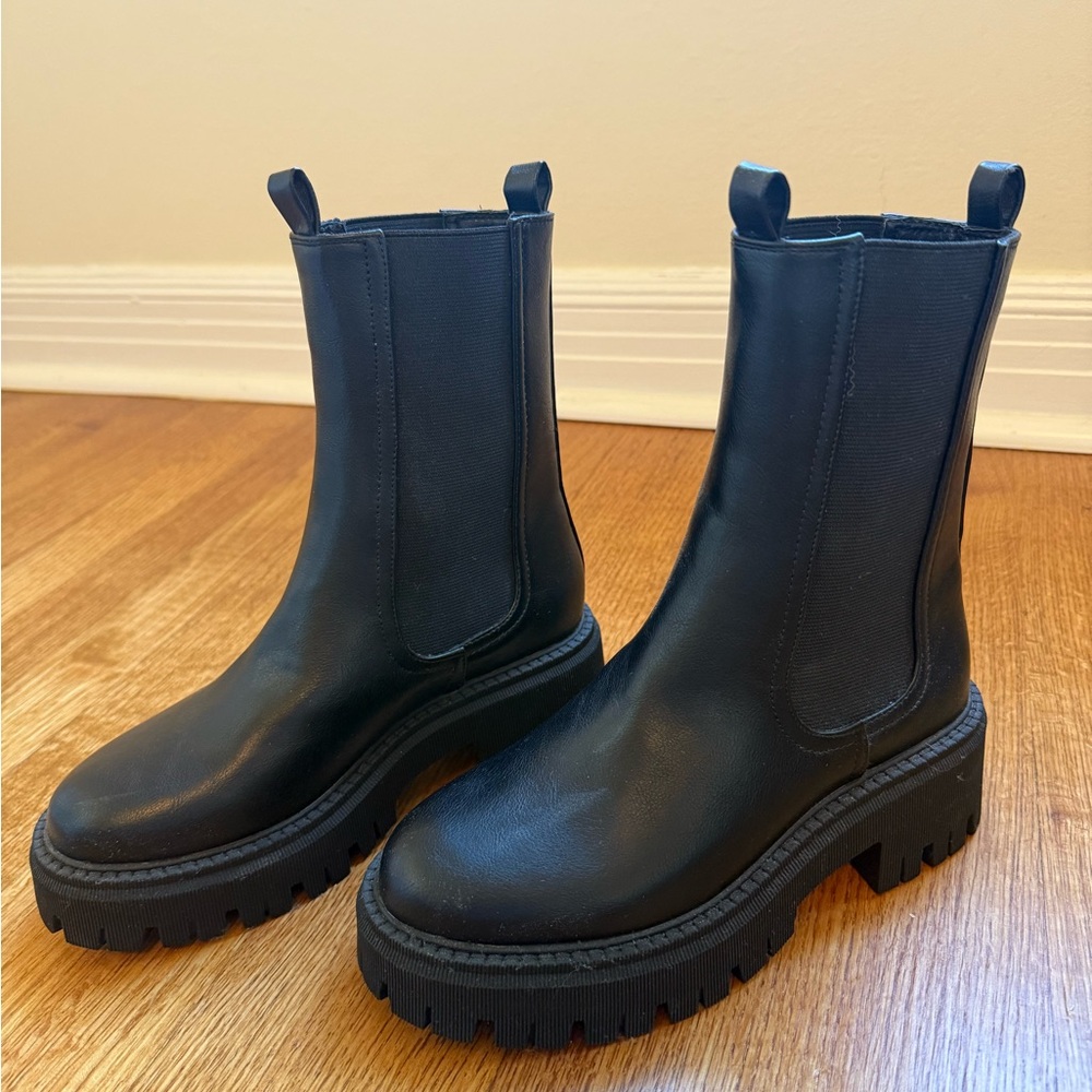 NEW Dolce Vita Women’s Garden Lugg-Sole Chelsea Boots